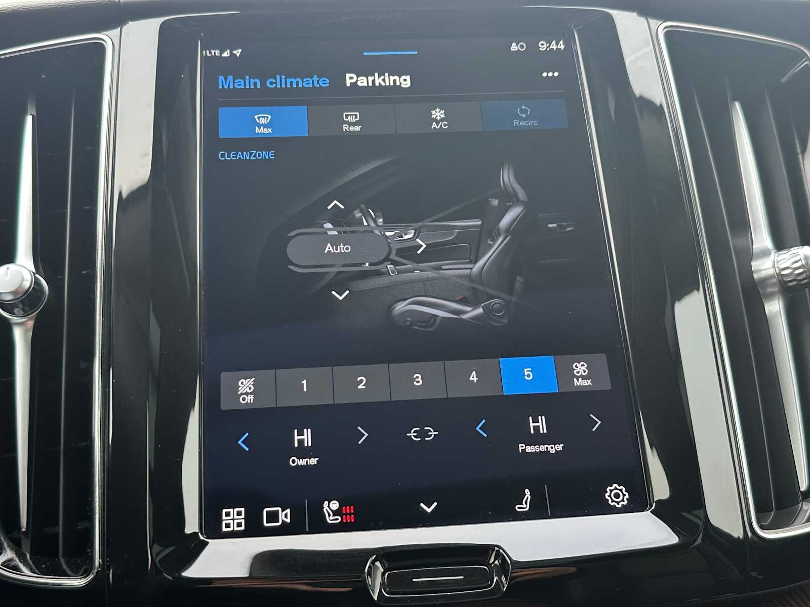 2023 Volvo XC60 Recharge Plug-In Hybrid Plus Bright Theme