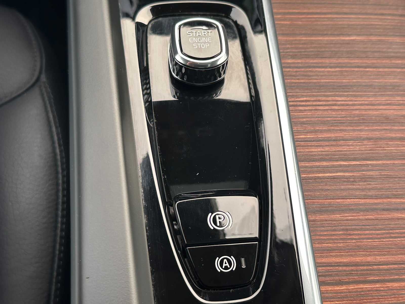 2023 Volvo XC60 Recharge Plug-In Hybrid Plus Bright Theme