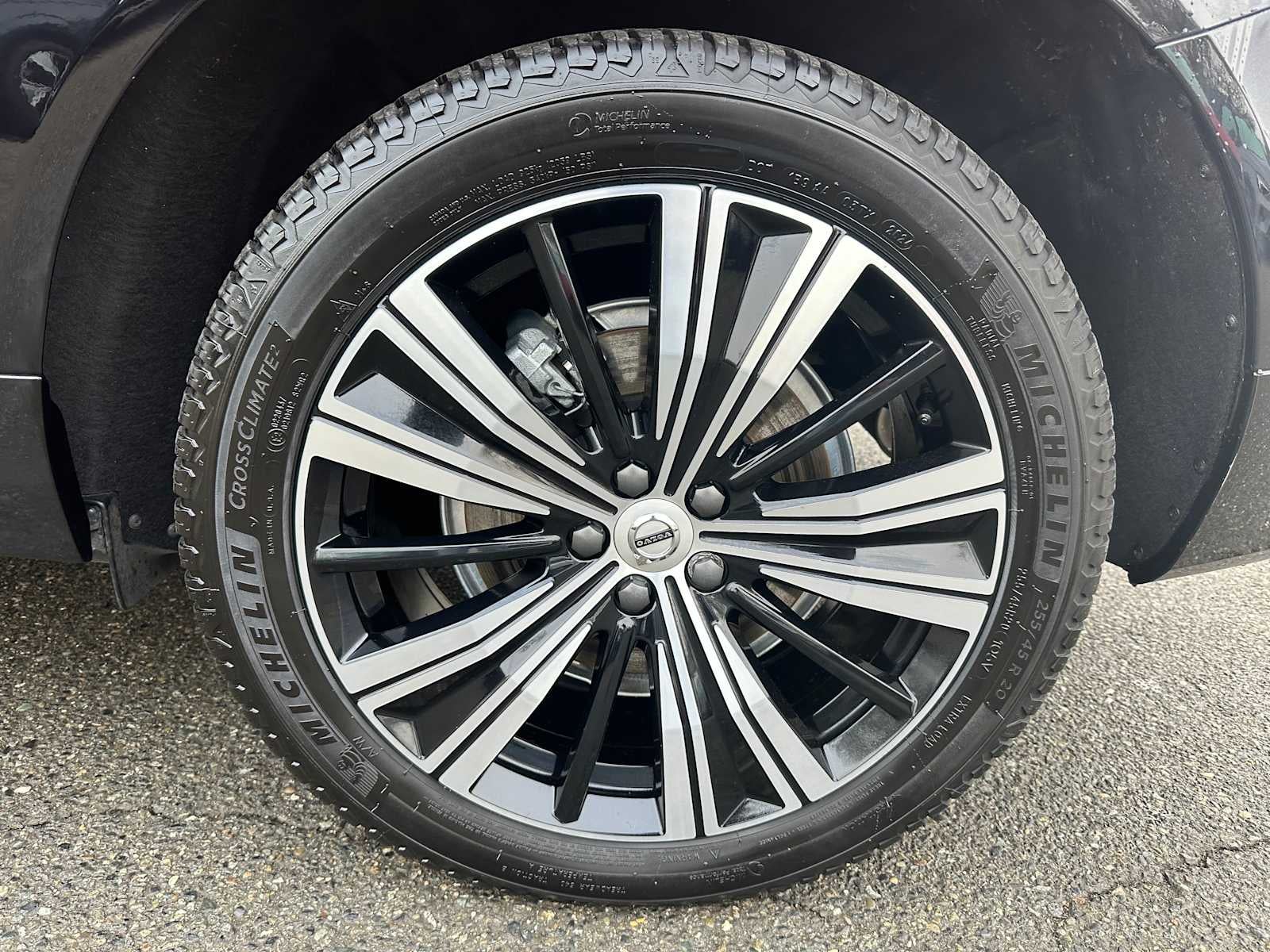 2023 Volvo XC60 Recharge Plug-In Hybrid Plus Bright Theme