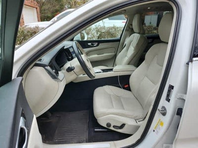 2023 Volvo XC60 Recharge Plug-In Hybrid Plus Bright Theme