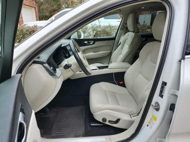 2023 Volvo XC60 Recharge Plug-In Hybrid Plus Bright Theme