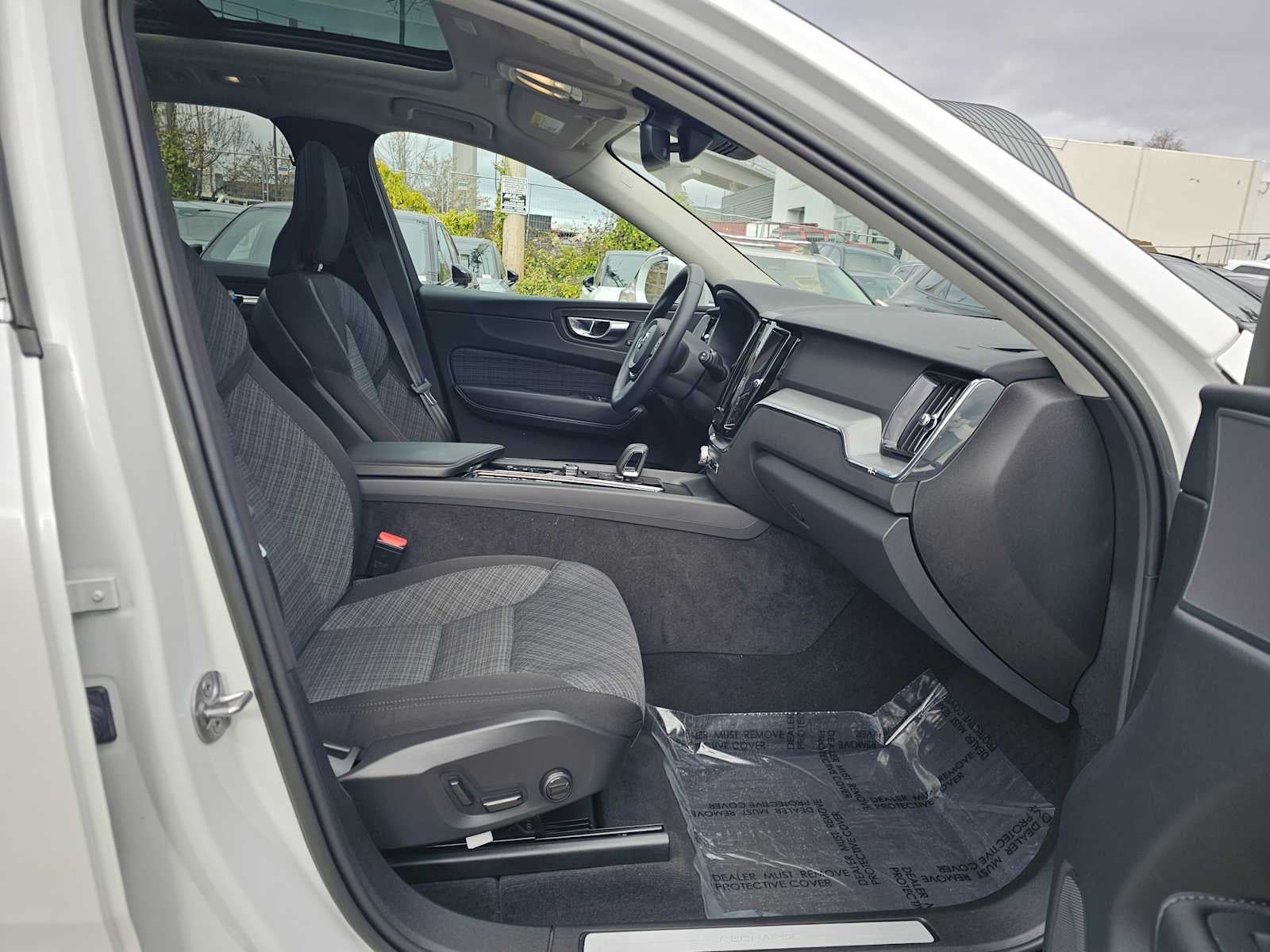 2023 Volvo XC60 Recharge Plug-In Hybrid Core Bright Theme