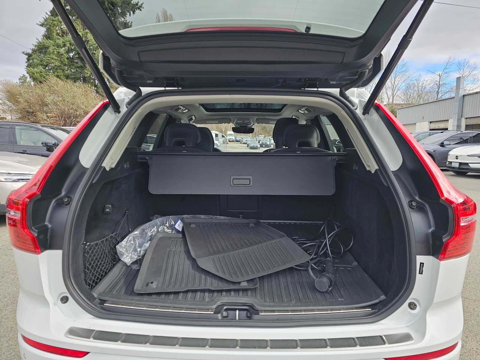 2023 Volvo XC60 Recharge Plug-In Hybrid Core Bright Theme