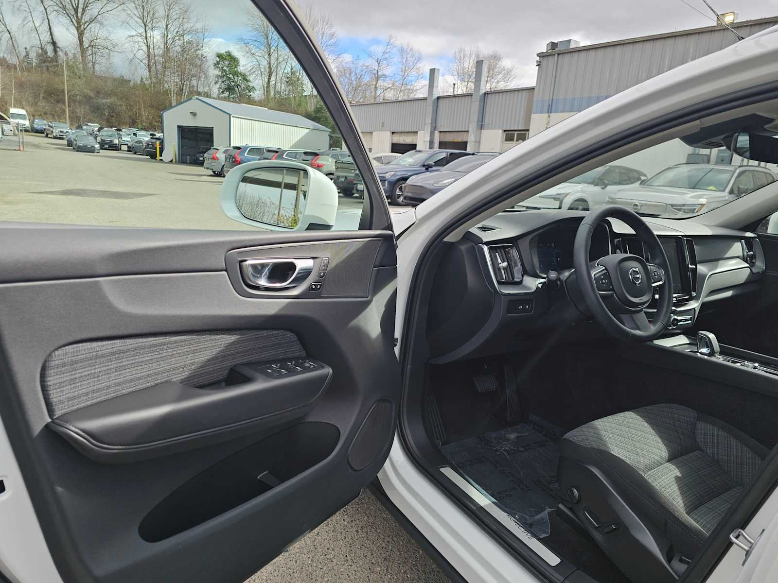 2023 Volvo XC60 Recharge Plug-In Hybrid Core Bright Theme