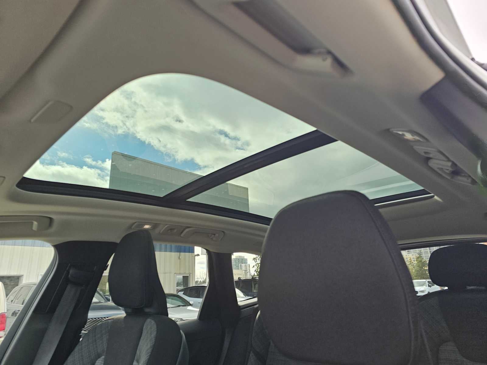 2023 Volvo XC60 Recharge Plug-In Hybrid Core Bright Theme