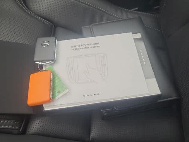 2023 Volvo XC60 Recharge Plug-In Hybrid Ultimate Dark Theme