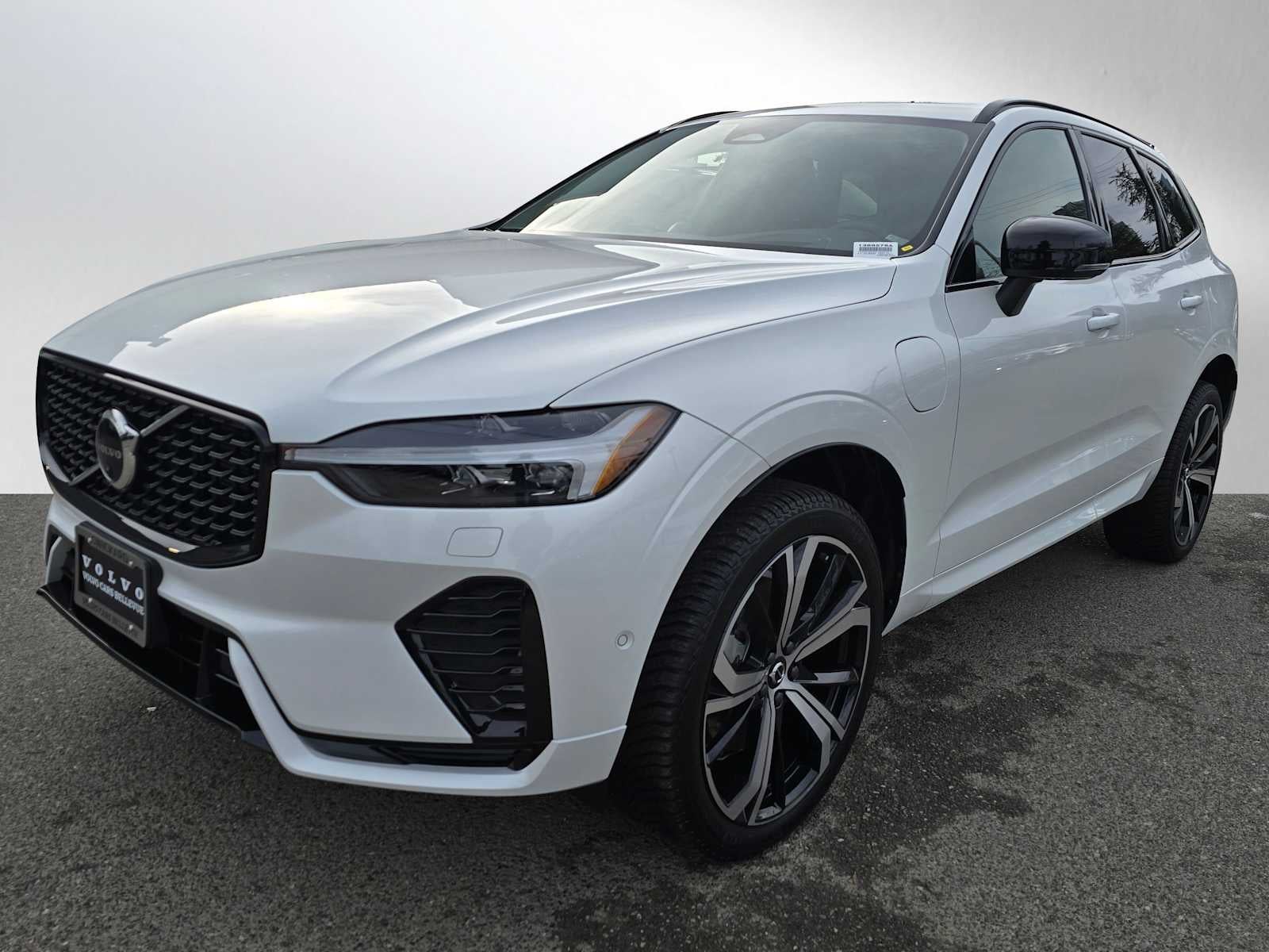 2023 Volvo XC60 Recharge Plug-In Hybrid Ultimate Dark Theme