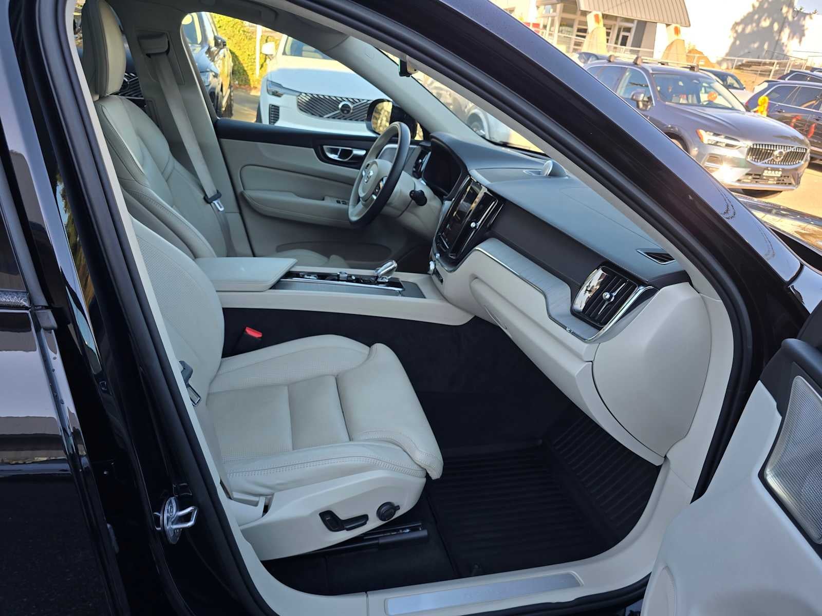 2023 Volvo XC60 Recharge Plug-In Hybrid Ultimate Dark Theme