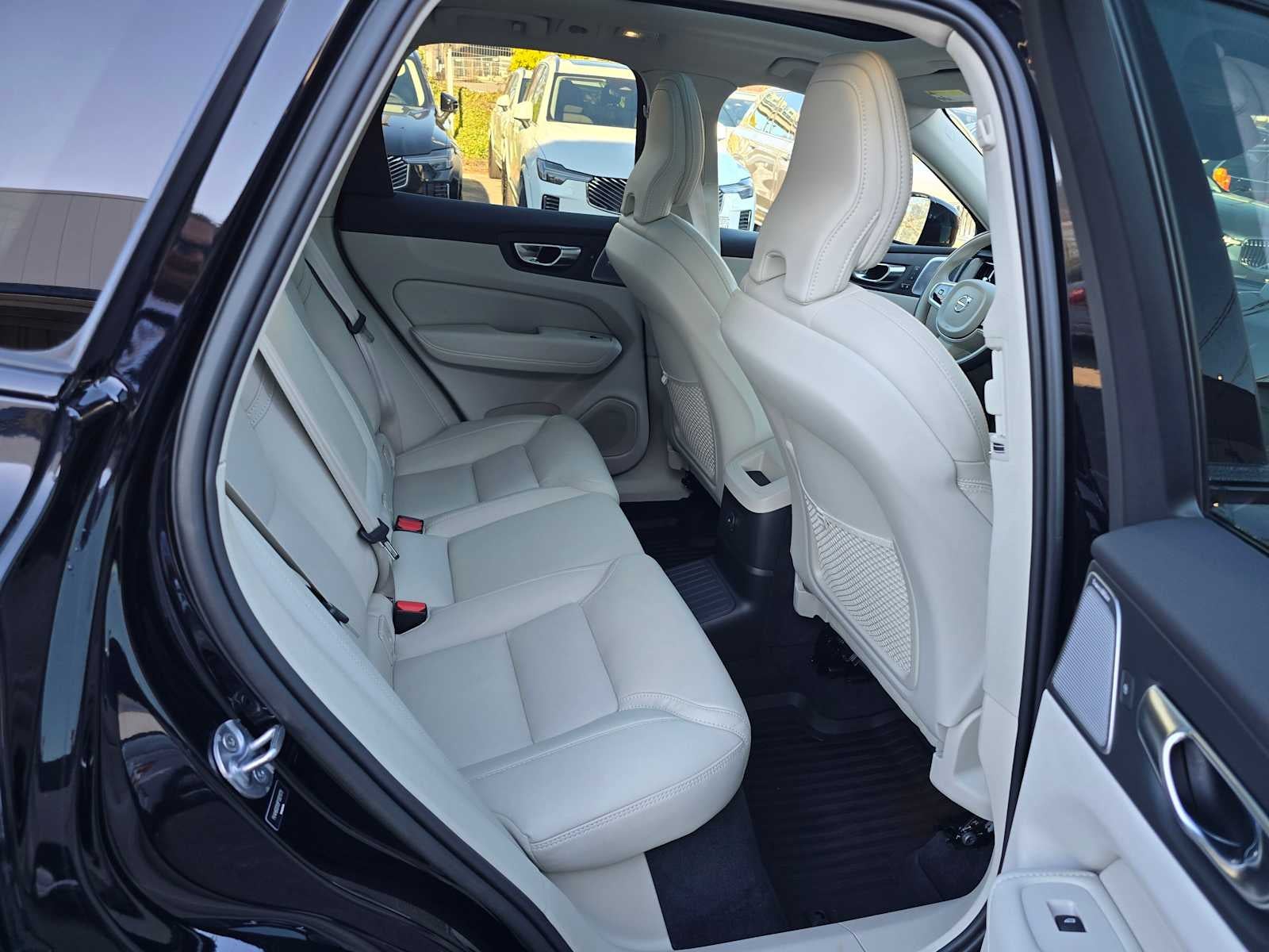 2023 Volvo XC60 Recharge Plug-In Hybrid Ultimate Dark Theme