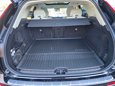 2023 Volvo XC60 Recharge Plug-In Hybrid Ultimate Dark Theme