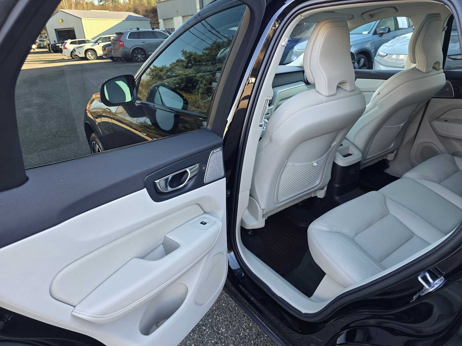 2023 Volvo XC60 Recharge Plug-In Hybrid Ultimate Dark Theme