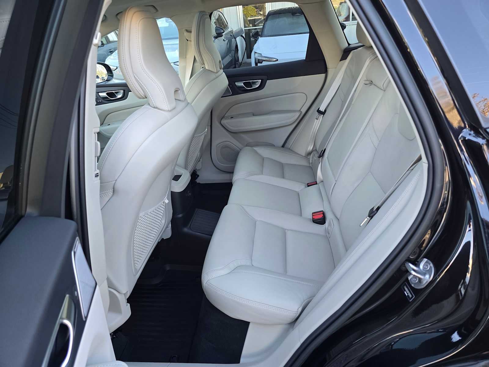 2023 Volvo XC60 Recharge Plug-In Hybrid Ultimate Dark Theme