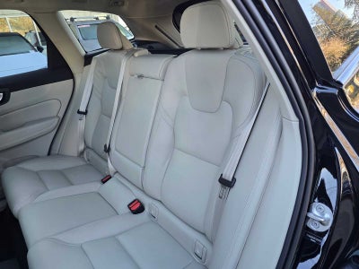 2023 Volvo XC60 Recharge Plug-In Hybrid Ultimate Dark Theme