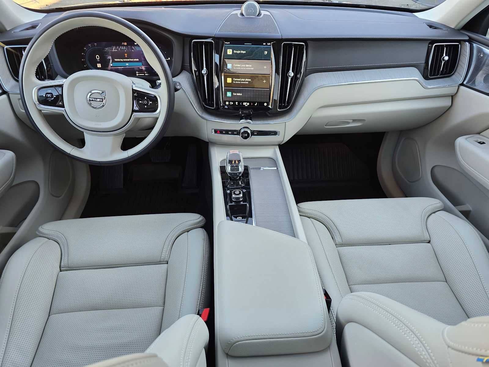 2023 Volvo XC60 Recharge Plug-In Hybrid Ultimate Dark Theme