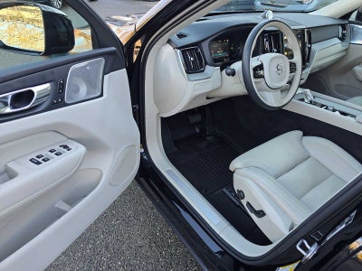 2023 Volvo XC60 Recharge Plug-In Hybrid Ultimate Dark Theme