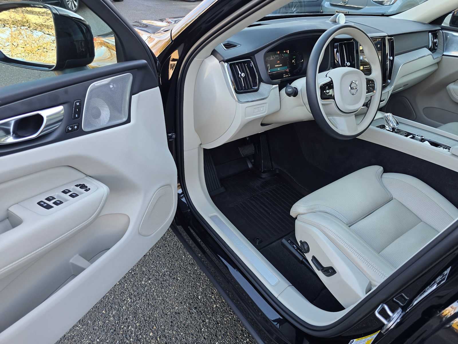 2023 Volvo XC60 Recharge Plug-In Hybrid Ultimate Dark Theme