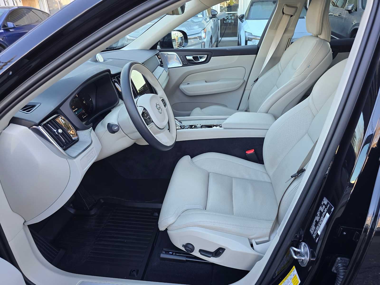 2023 Volvo XC60 Recharge Plug-In Hybrid Ultimate Dark Theme