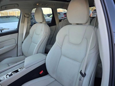 2023 Volvo XC60 Recharge Plug-In Hybrid Ultimate Dark Theme