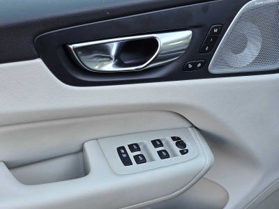 2023 Volvo XC60 Recharge Plug-In Hybrid Ultimate Dark Theme