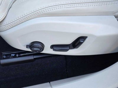 2023 Volvo XC60 Recharge Plug-In Hybrid Ultimate Dark Theme