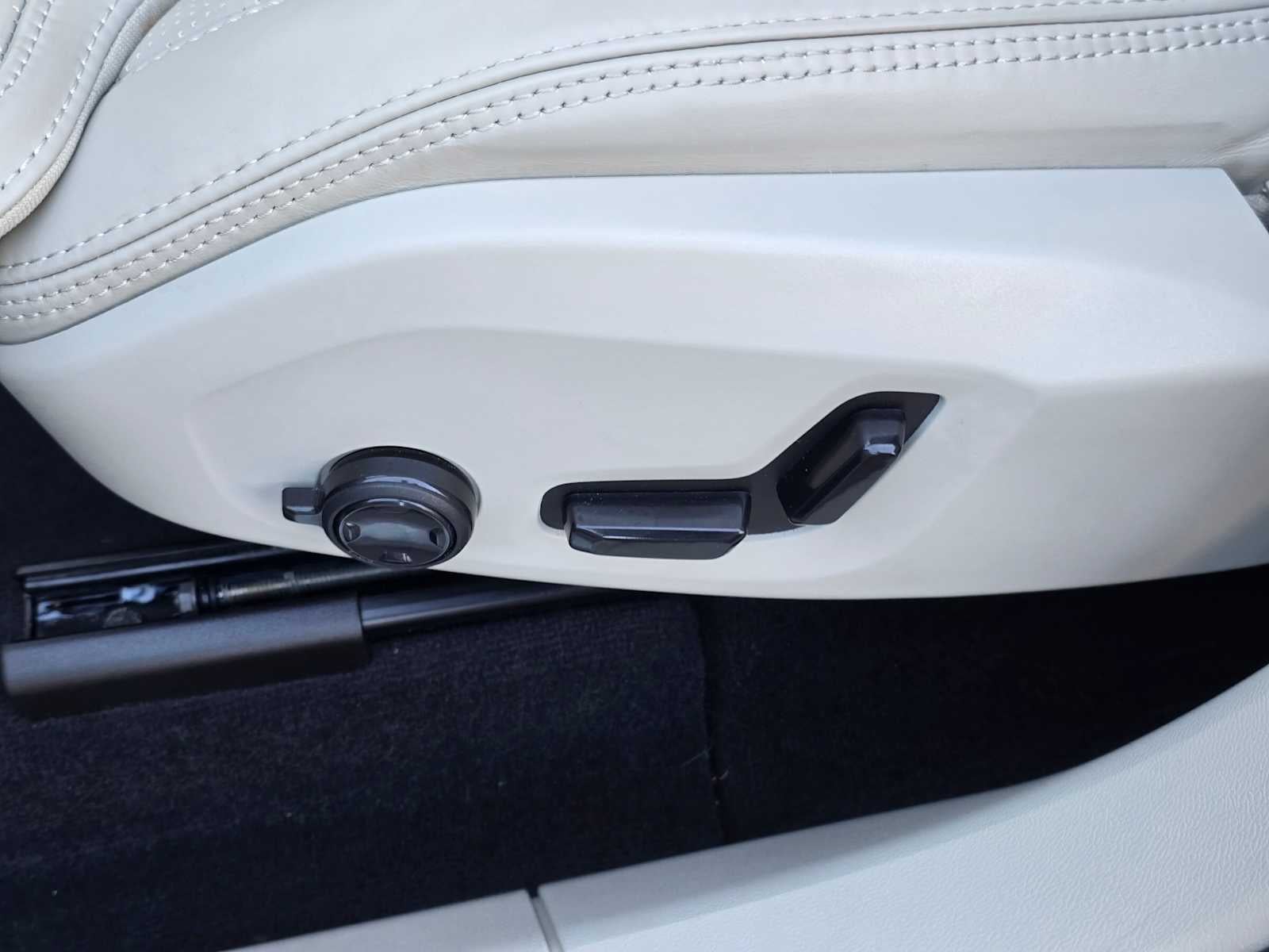 2023 Volvo XC60 Recharge Plug-In Hybrid Ultimate Dark Theme