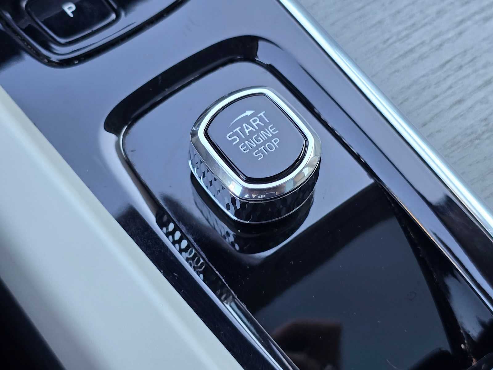 2023 Volvo XC60 Recharge Plug-In Hybrid Ultimate Dark Theme