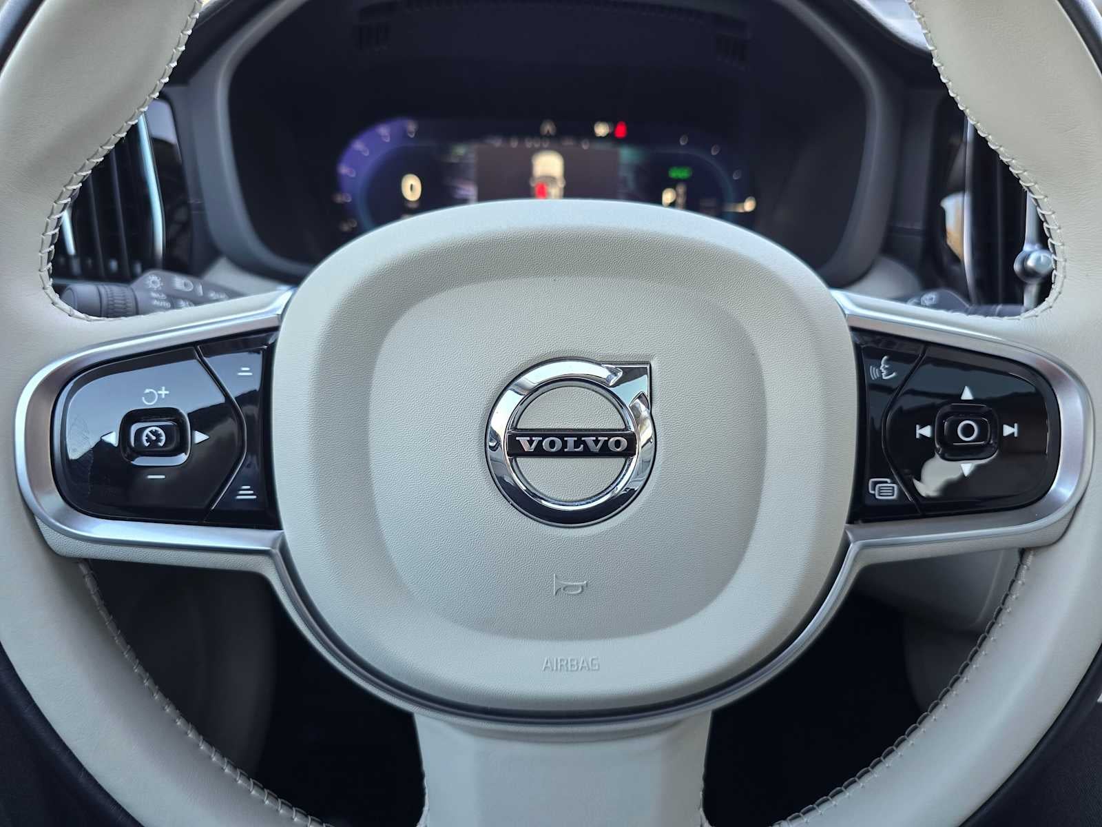 2023 Volvo XC60 Recharge Plug-In Hybrid Ultimate Dark Theme