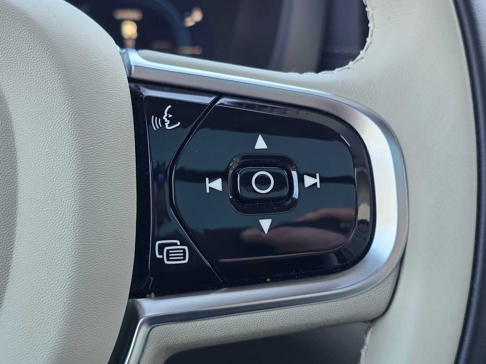 2023 Volvo XC60 Recharge Plug-In Hybrid Ultimate Dark Theme