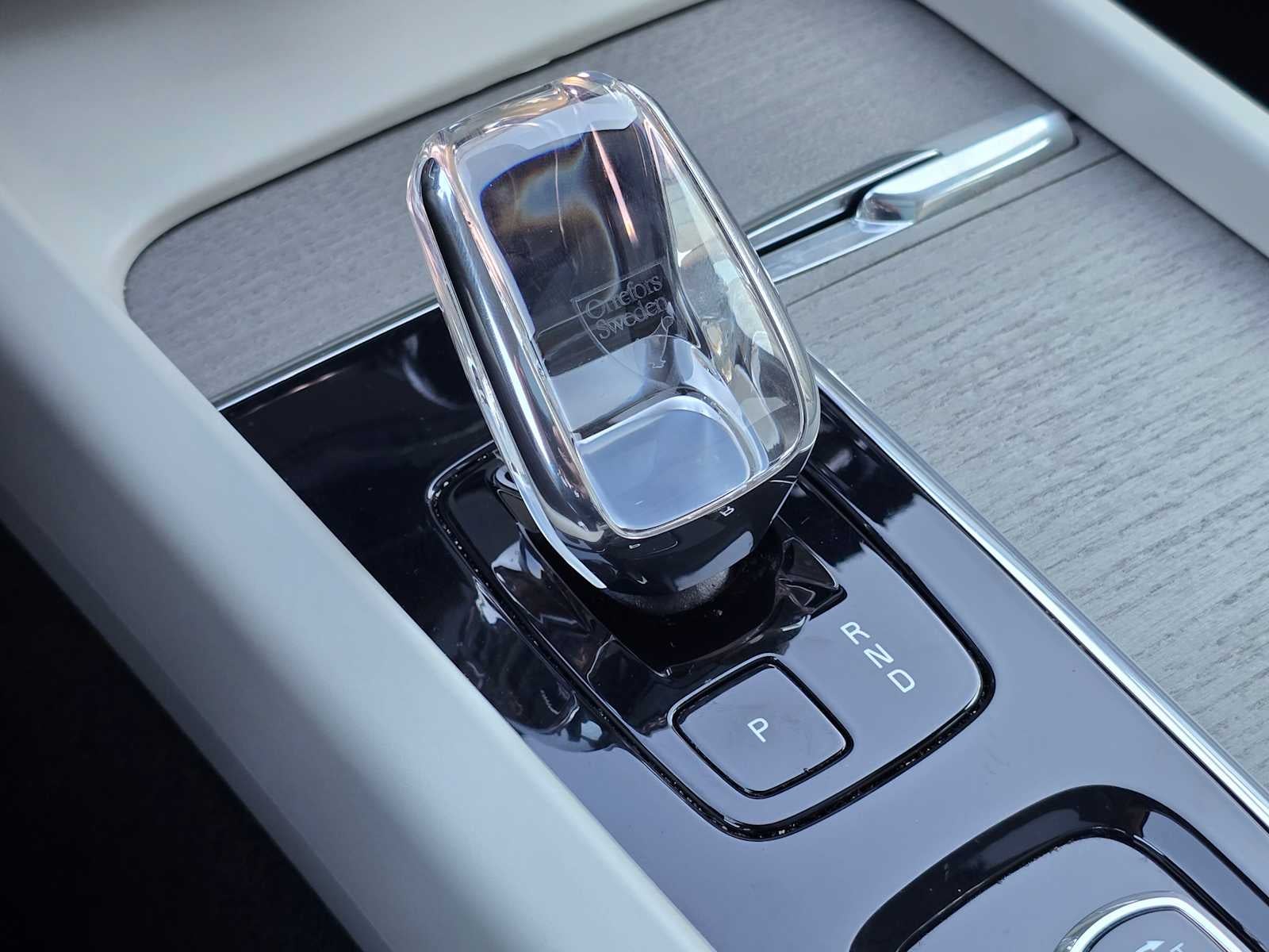 2023 Volvo XC60 Recharge Plug-In Hybrid Ultimate Dark Theme