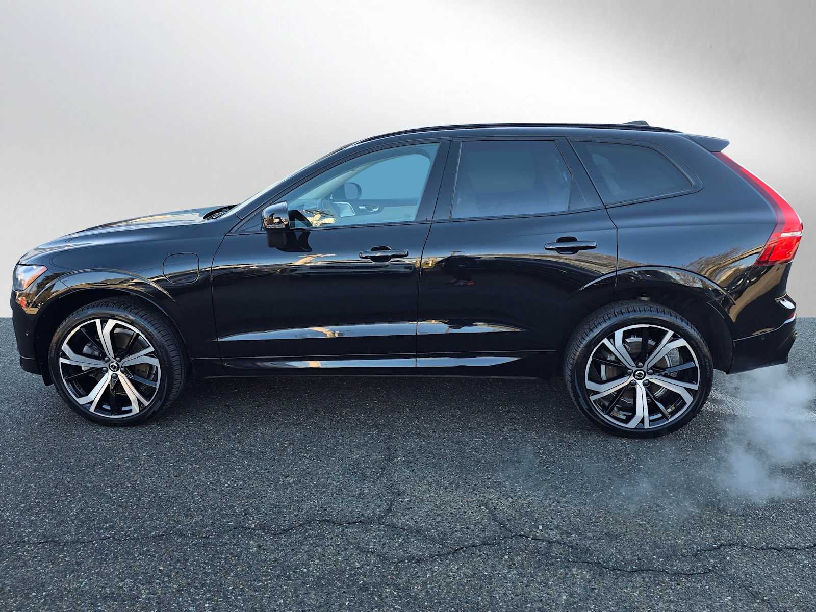 2023 Volvo XC60 Recharge Plug-In Hybrid Ultimate Dark Theme