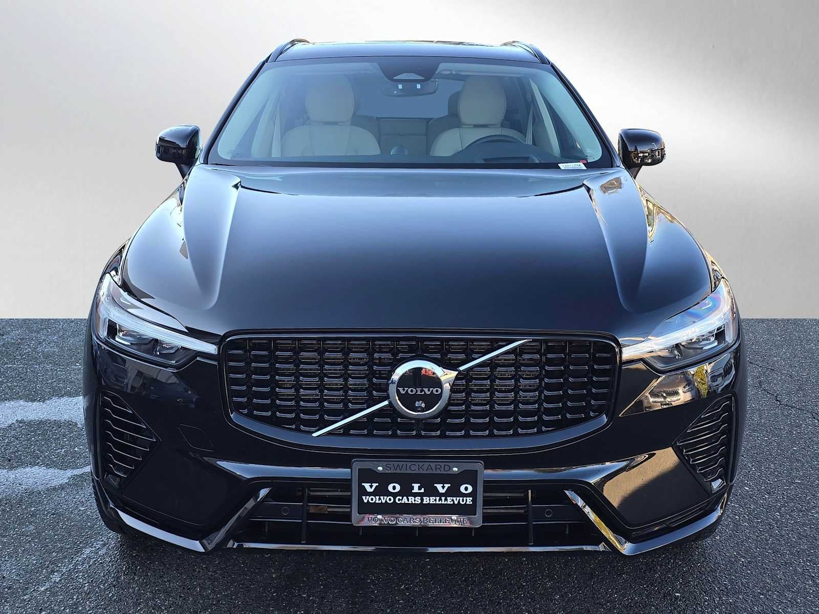 2023 Volvo XC60 Recharge Plug-In Hybrid Ultimate Dark Theme