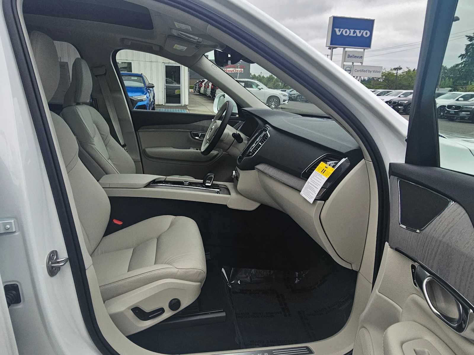 2025 Volvo XC90 Plug-In Hybrid Plus