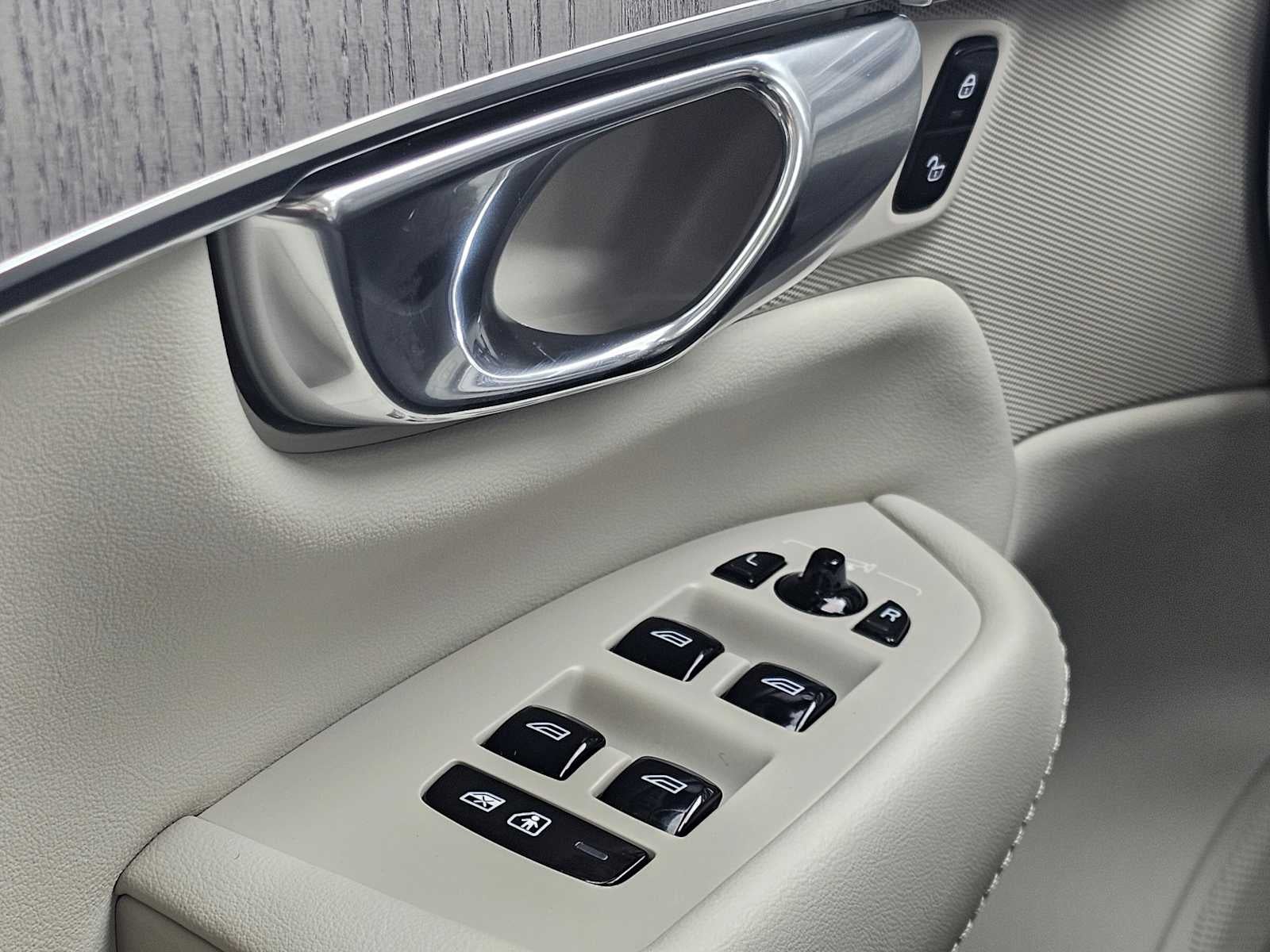 2025 Volvo XC90 Plug-In Hybrid Plus