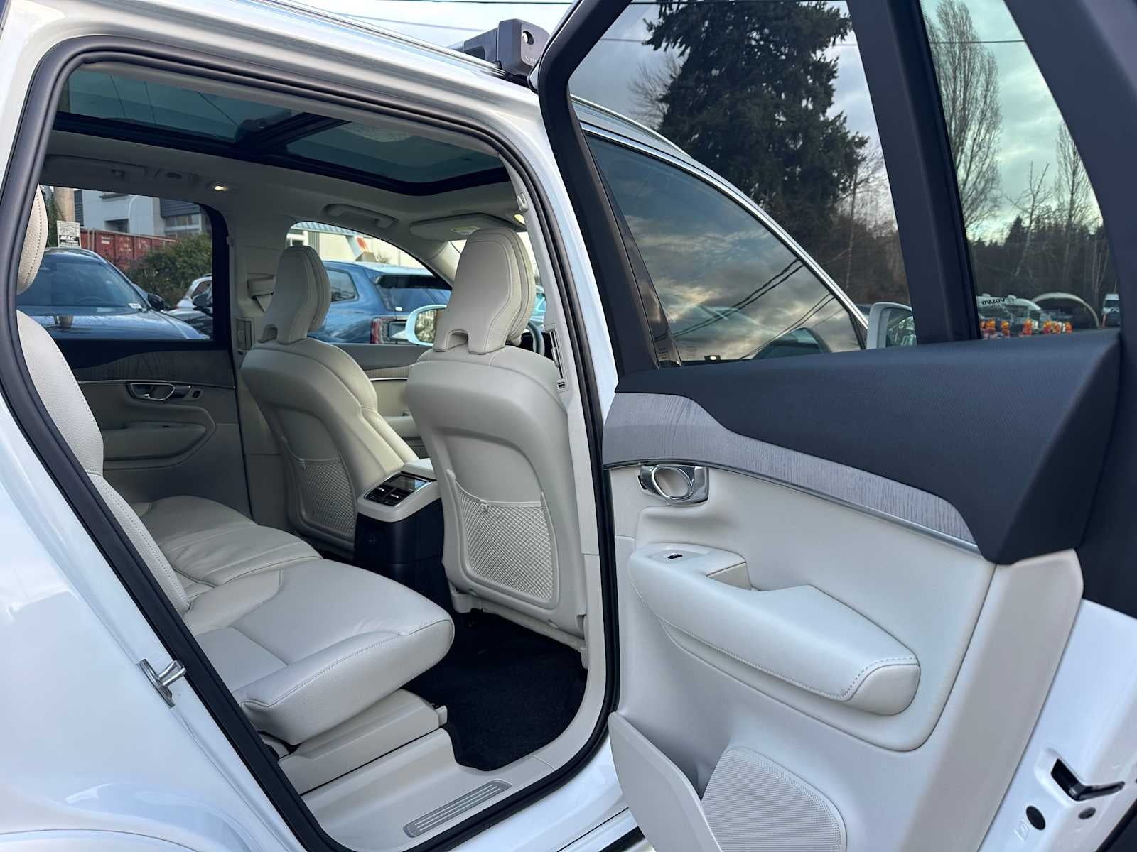 2025 Volvo XC90 Plug-In Hybrid Plus