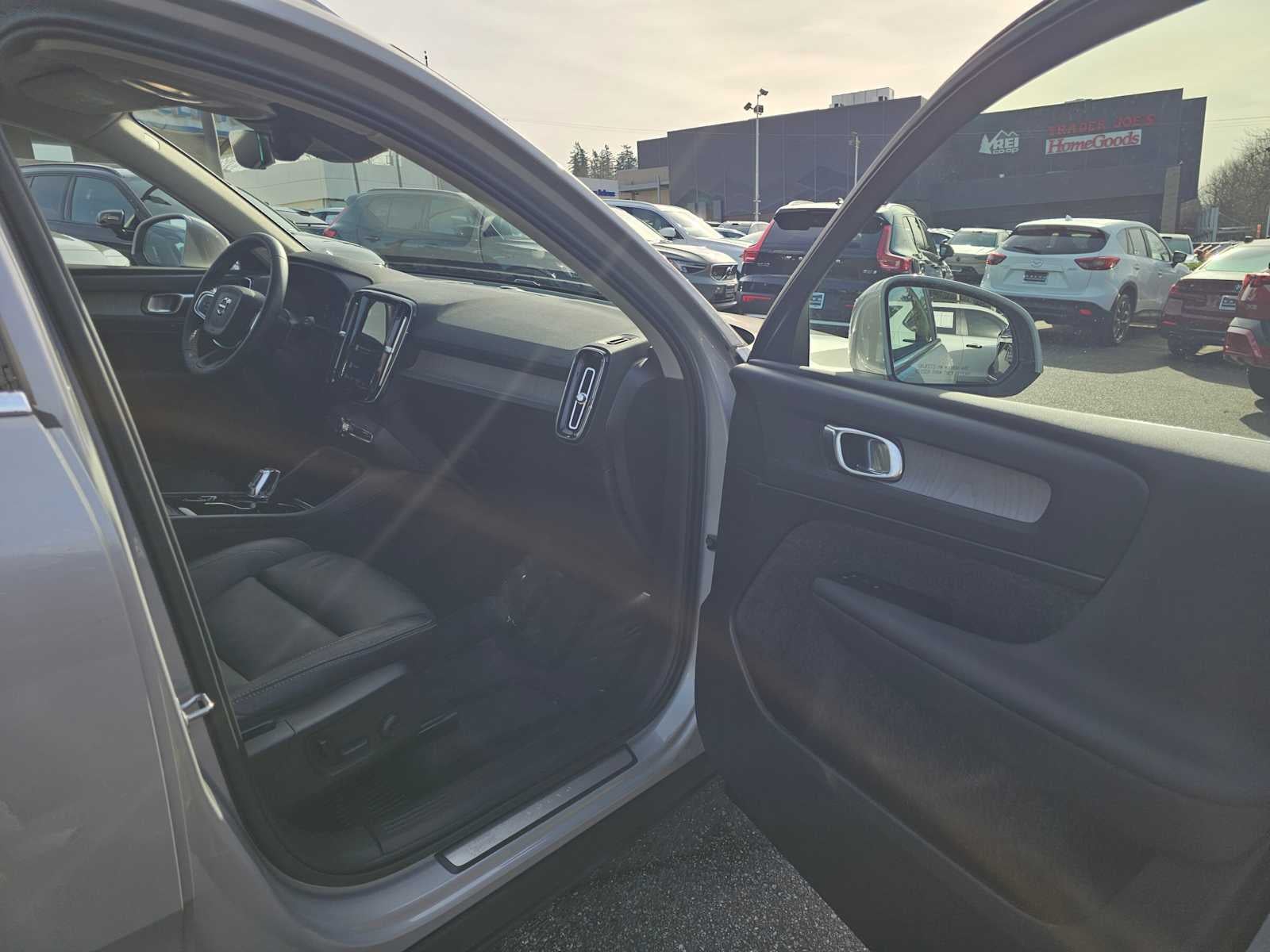 2023 Volvo XC40 Plus Bright Theme