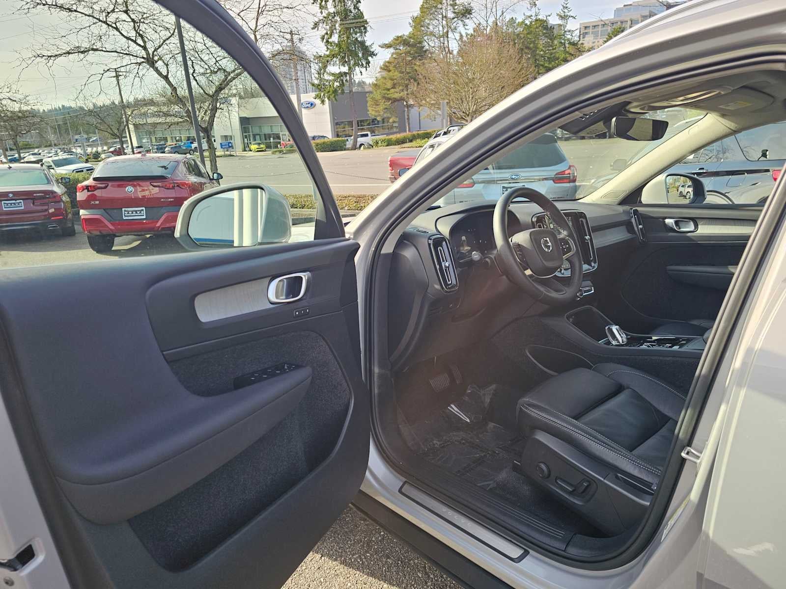 2023 Volvo XC40 Plus Bright Theme