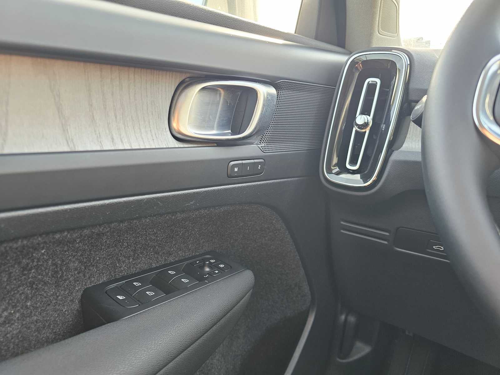 2023 Volvo XC40 Plus Bright Theme