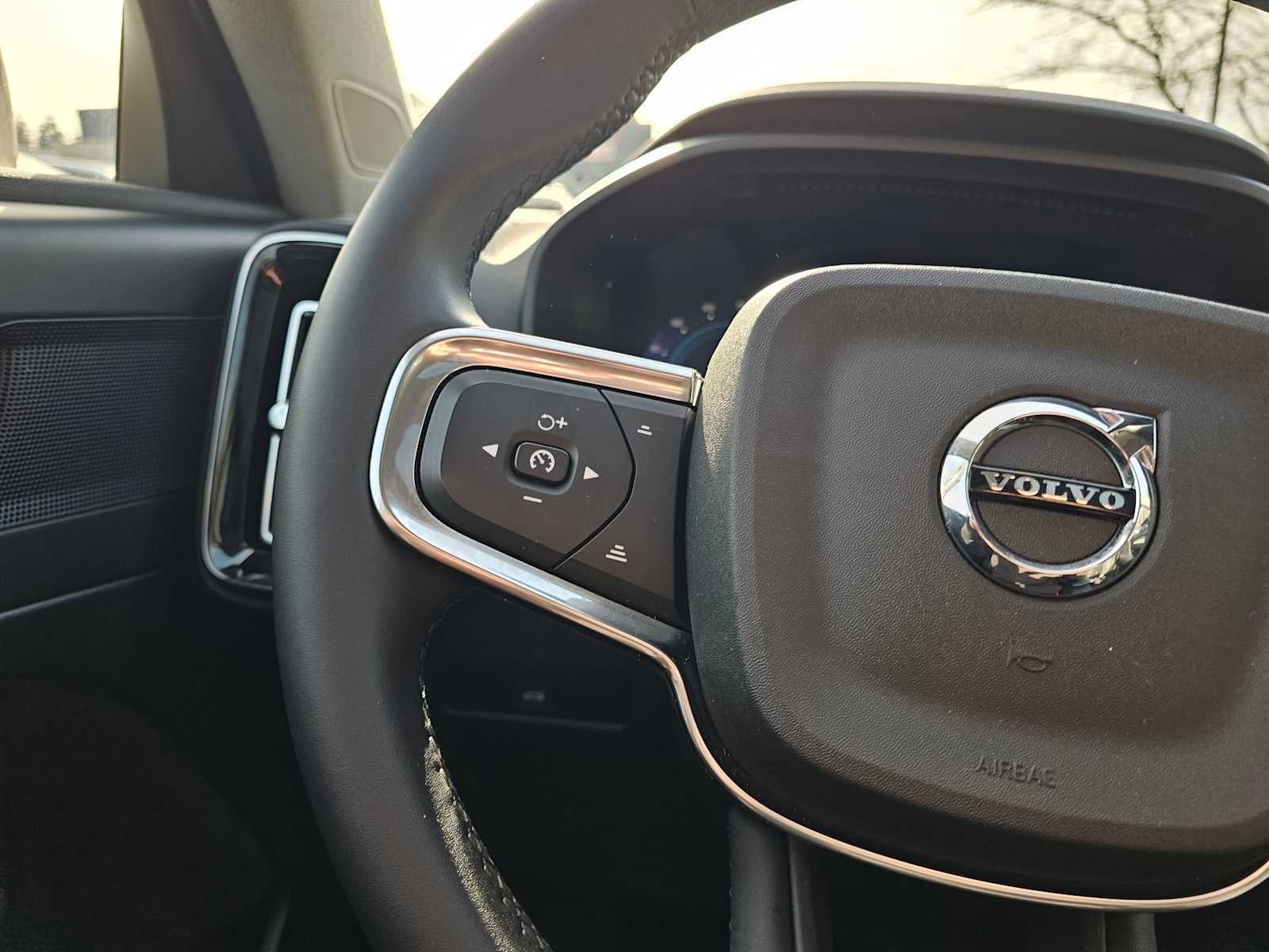 2023 Volvo XC40 Plus Bright Theme