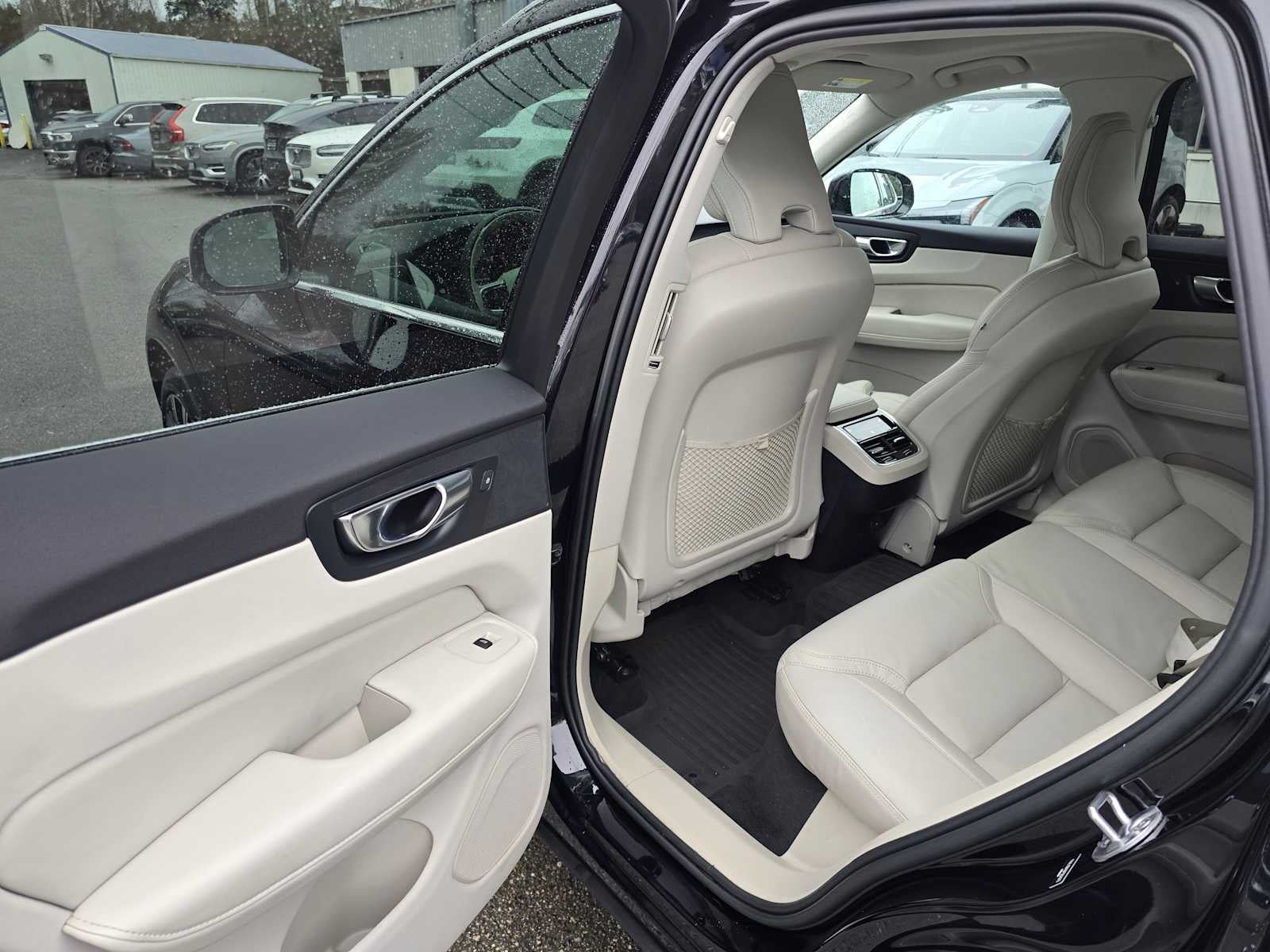 2023 Volvo XC60 Ultimate Bright Theme