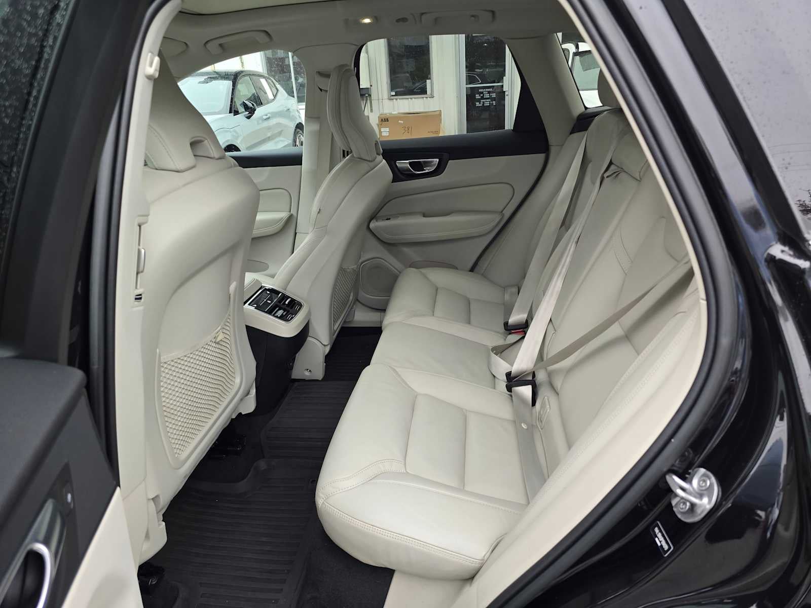 2023 Volvo XC60 Ultimate Bright Theme