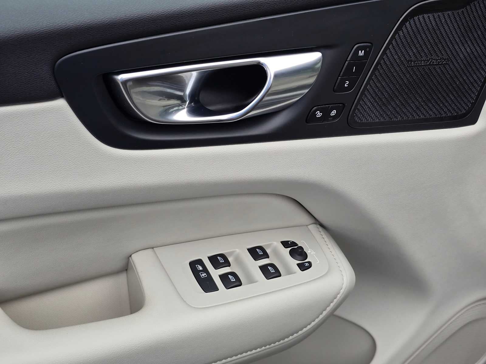 2023 Volvo XC60 Ultimate Bright Theme