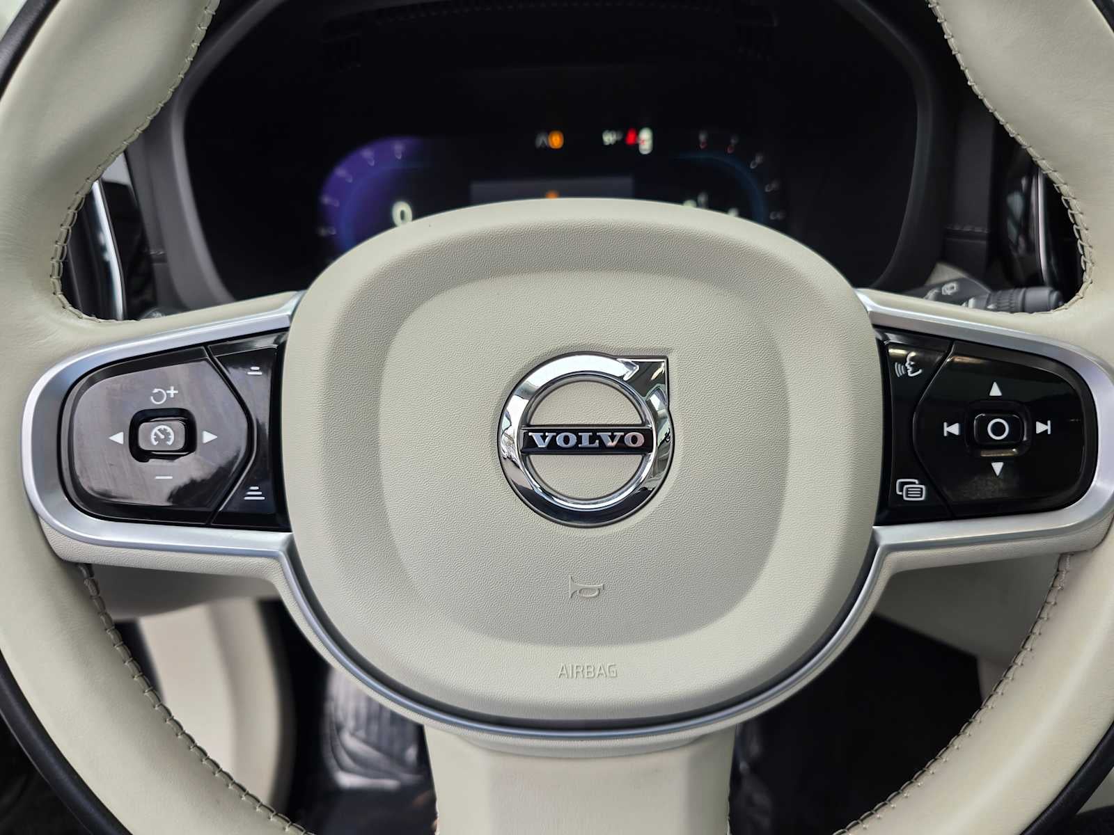 2023 Volvo XC60 Ultimate Bright Theme