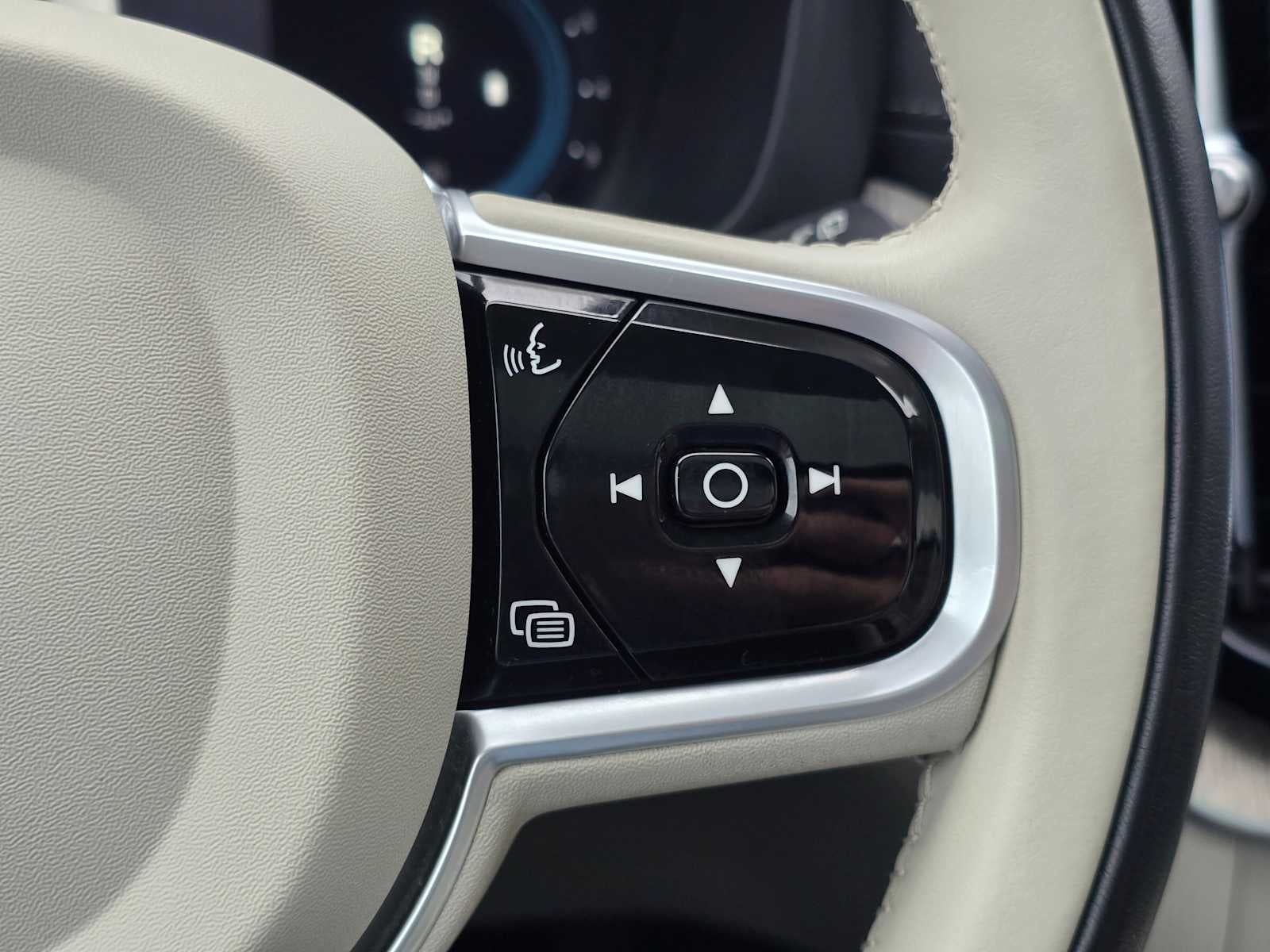 2023 Volvo XC60 Ultimate Bright Theme