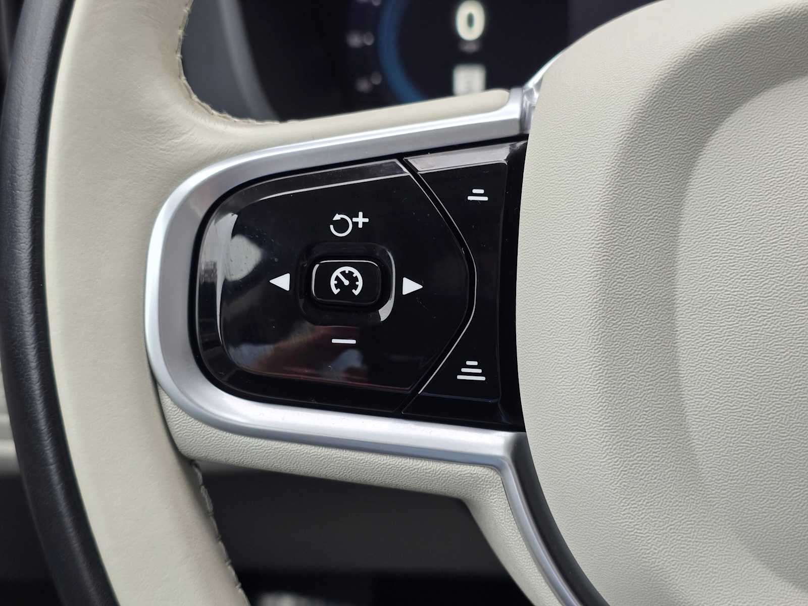 2023 Volvo XC60 Ultimate Bright Theme