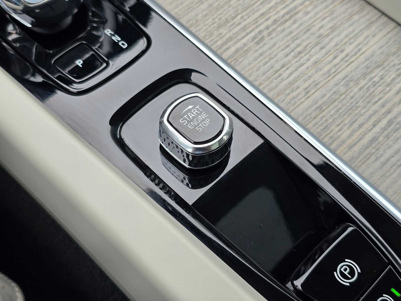 2023 Volvo XC60 Ultimate Bright Theme