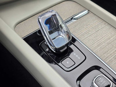 2023 Volvo XC60 Ultimate Bright Theme