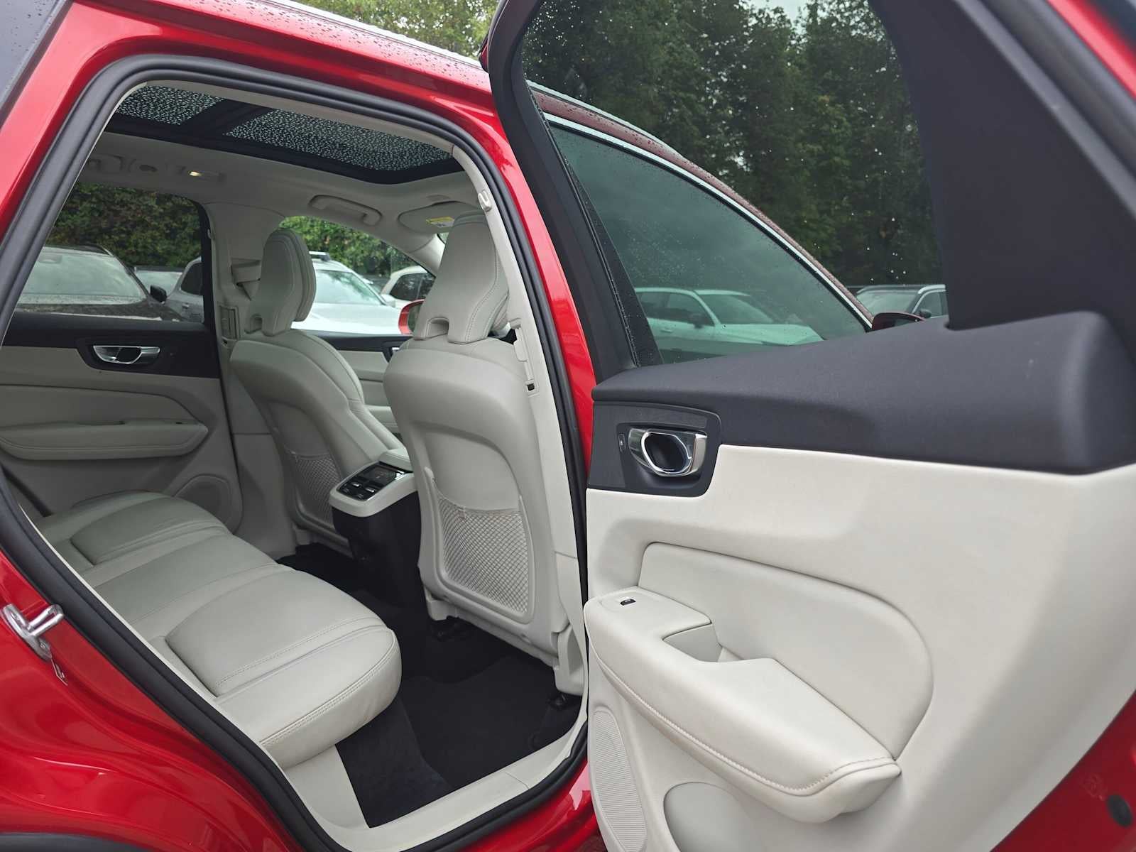 2023 Volvo XC60 Ultimate Bright Theme