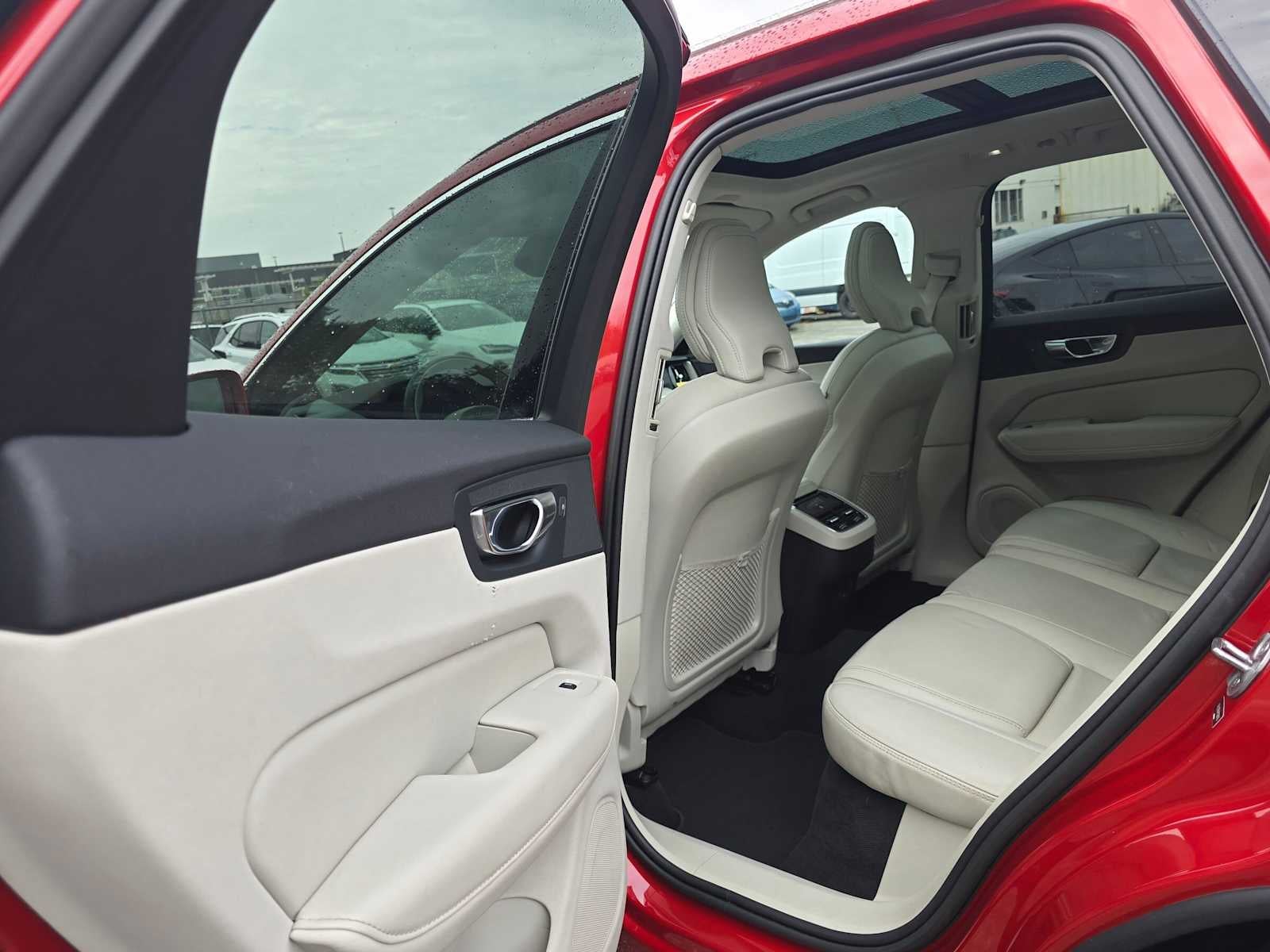 2023 Volvo XC60 Ultimate Bright Theme