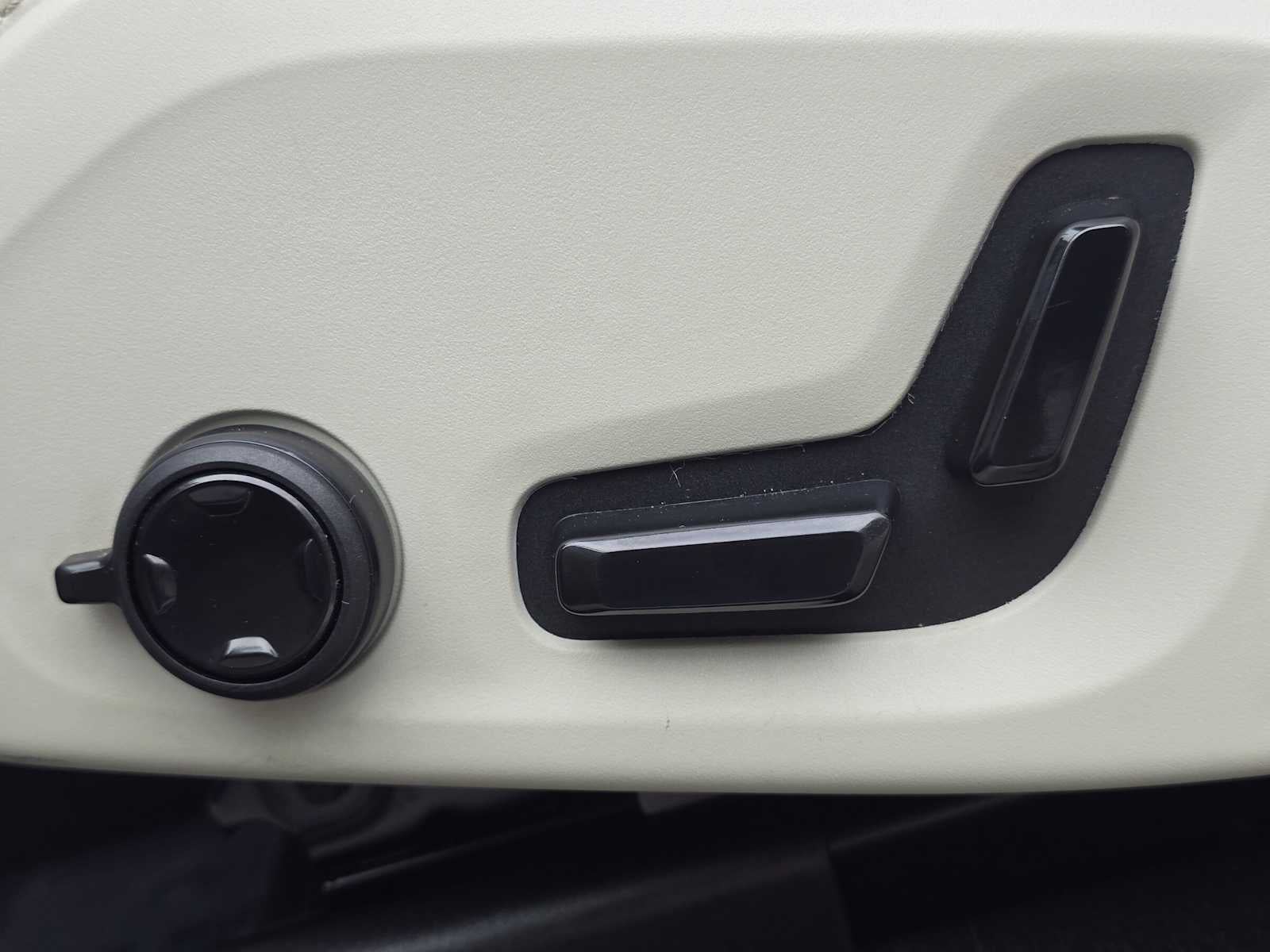 2023 Volvo XC60 Ultimate Bright Theme