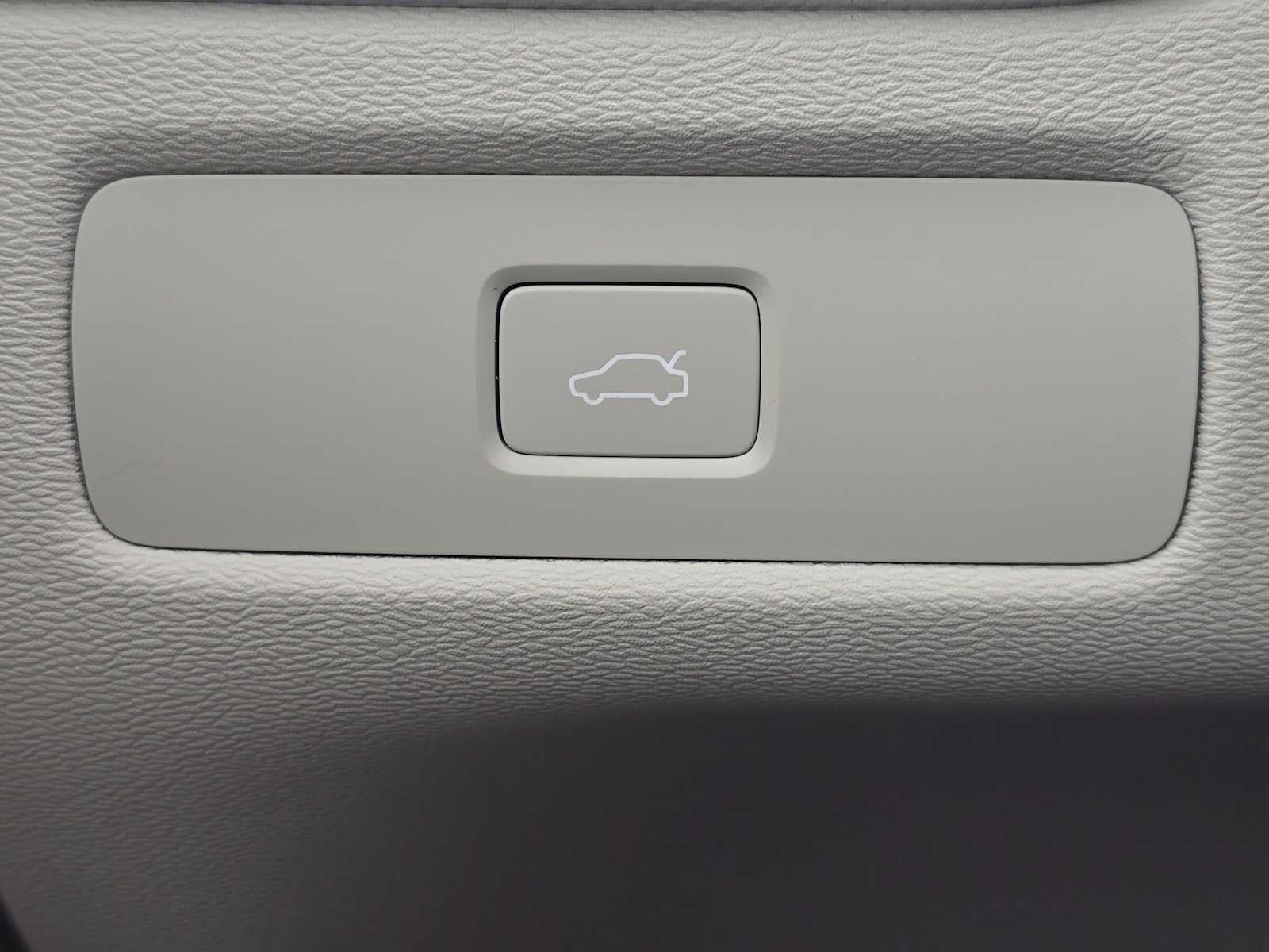 2023 Volvo XC60 Ultimate Bright Theme